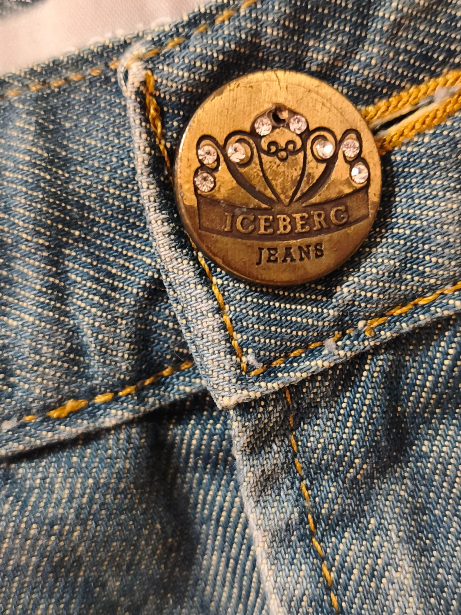 Mini falda vaquera estilo vintage Iceberg talla 27 – photo 2